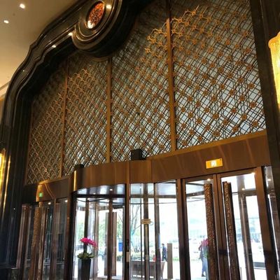 kupować Tekstura ekranu Meble hotelowe ze stali nierdzewnej Lobby Salon Niestandardowy składany dzielnik pokoju online manufacture