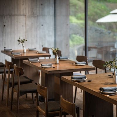 kupować Meble do restauracji hotelowej w kolorze brązowym Zestaw 4-osobowych pudełek Drewniany stół do jadalni online manufacture