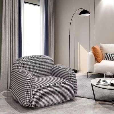 Nowoczesna krata Hotel Room Sofa Pojedyncza lekka luksusowa sofa z litego drewna
