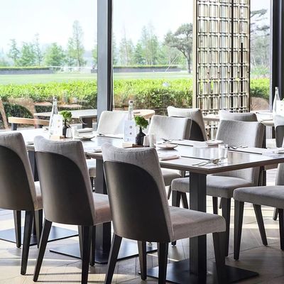 Nowoczesne krzesło restauracyjne z litego drewna Oparcie krzesła tapicerowane tkaniną